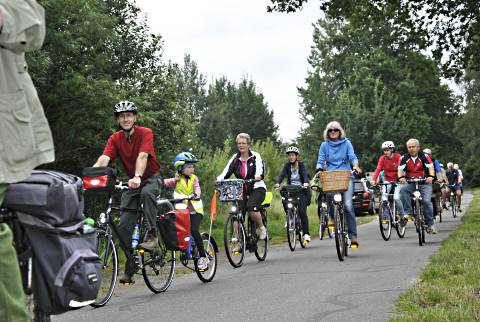Junge und alte Teilnehmer der Radtour unterwegs.